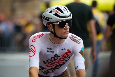 Bilbao, İspanya - 1 Temmuz 2023 Bisikletçi FELIX GALL, AG2R CITROEN Ekibi 'nden, Fransa Bisiklet Turu' nun ilk etabında Bilbao 'ya gidiş ve varışla birlikte sunuldu.