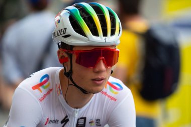 Bilbao, İspanya - 1 Temmuz 2023 TOTALENERGIES takımından bisikletçi VALENTIN FERRON, Fransa Bisiklet Turu 'nun ilk etabında Bilbao' ya gidiş ve varış ile birlikte sunuldu.