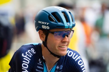 Bilbao, İspanya - 1 Temmuz 2023 DSM - FIRMENICH ekibinden bisikletçi ChristOPher HAMILTON, 2023 Tour de France 'ın ilk etabında Bilbao' ya gidiş ve varışla birlikte sunuldu.