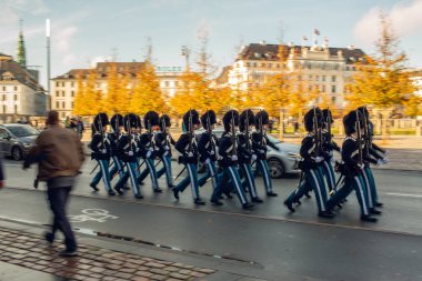 Kopenhag, Danimarka - 22 Ekim 2023: Amalienborg Sarayı 'ndan gelen kraliyet muhafızları Kopenhag, Danimarka sokaklarında geçit töreni yapıyorlar..