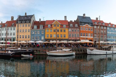 Kopenhag, Danimarka - 22 Ekim 2023 Nyhavn mahallesi şehrin en ünlü ve tanınmış mahallesidir.