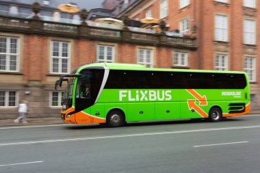 Kopenhag, Danimarka - 22 Ekim 2023 FlixBus, Avrupa, Kuzey Amerika, Brezilya ve Şili şehirleri arasında düşük maliyetli otobüs seferleri düzenleyen bir Alman şirketidir..
