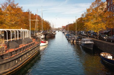 Danimarka 'nın Kopenhag kentindeki Nyhavn mahallesinin genel manzarası.