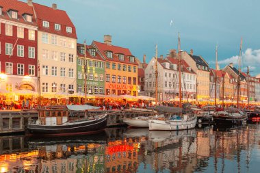 Danimarka 'nın Kopenhag kentindeki Nyhavn mahallesinin genel manzarası.