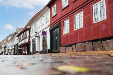 Eski Odense kasabasındaki Nedergade caddesinin genel manzarası. 16. yüzyıldan kalma binalarla.