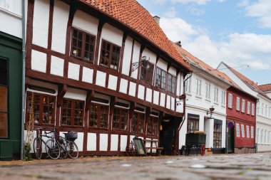Eski Odense kasabasındaki Nedergade caddesinin genel manzarası. 16. yüzyıldan kalma binalarla.