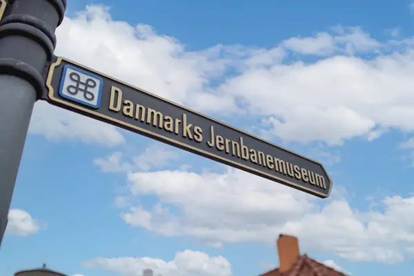 Danimarka 'daki Odense Tren Müzesi' ne yönelik yön göstergesi.