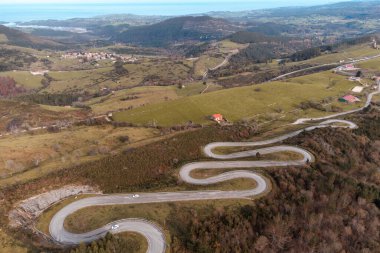 Cantabria, İspanya 'daki El Soplao mağarasına giden yolun havadan görüntüsü..