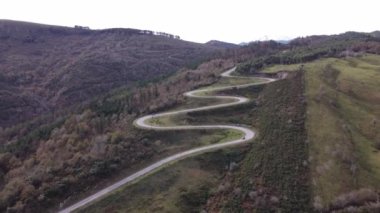 Keskin kıvrımlı hava manzaralı dağ yolu