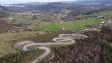 Keskin kıvrımlı hava manzaralı dağ yolu