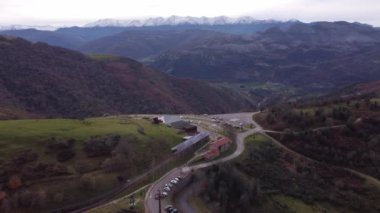 İspanya, Cantabria 'daki El Soplao mağarasına genel hava görüntüsü..