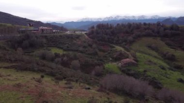 İspanya, Cantabria 'daki El Soplao mağarasına genel hava görüntüsü..