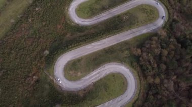 Keskin kıvrımlı hava manzaralı dağ yolu