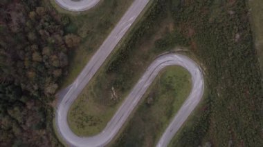 Keskin kıvrımlı hava manzaralı dağ yolu