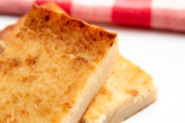 Quesada pasiega Cantabria 'dan tipik tatlı tatlı balkon arka planında izole