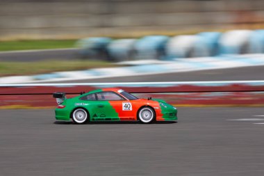 Elechas, İspanya - 16 Temmuz 2023: Elechas pistindeki resmi yarışta radyo kontrollü arabaları ölçeklendir.