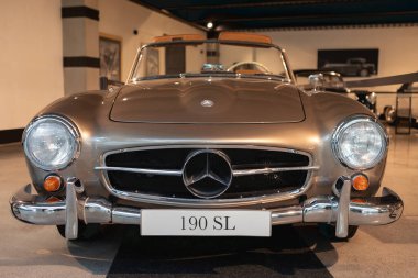 Bilbao, İspanya - 22 Aralık 2020: Klasik Mercedes W121 190 SL sergi.