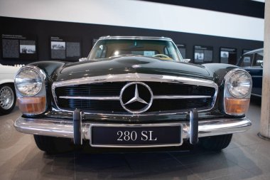 Bilbao, İspanya - 22 Aralık 2020: Sergide klasik Mercedes 280 SL araba.
