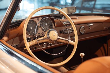 Bilbao, İspanya - 22 Aralık 2020: Klasik Mercedes W121 190 SL iç mekan.