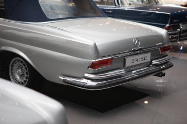 Mercedes-Benz w111 250 SE klasiği, arkadan görüldü, sergilendi