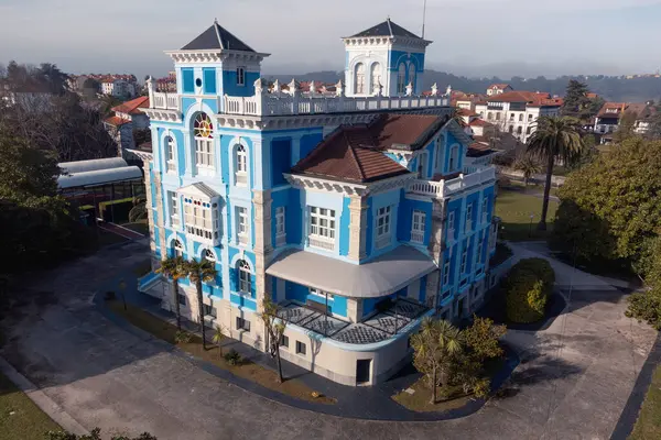 Kolombiyalılar, İspanya - 27 Ocak 2024: Fundacion Museo Archivo Indianos, Amerika 'ya gidip daha sonra geri dönenlerin göçmen geçmişine adanmıştır.