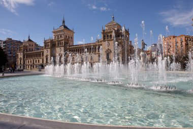 Valladolid 'deki Zorrilla Meydanı' ndaki saat çeşmesi.