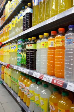 Valladolid, İspanya - 18 Şubat 2024: Mercado del Val 'in içi, farklı markalardan şekerli içeceklerle dolu