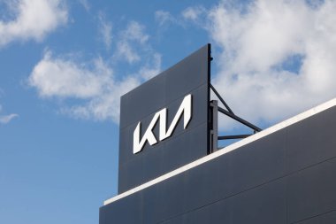 Santander, İspanya - 8 Nisan 2024: KIA markasının resmi bayilik ve onarım atölyesinin posteri
