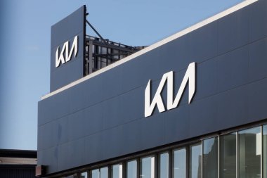 Santander, İspanya - 8 Nisan 2024: KIA markasının resmi bayilik ve onarım atölyesinin posteri