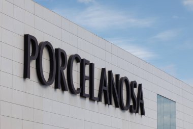 Santander, İspanya - 8 Nisan 2024: Seramik, mutfak ve banyo eşyaları üretiminde lider bir şirket olan Porcelanosa 'nın logosunun olduğu poster