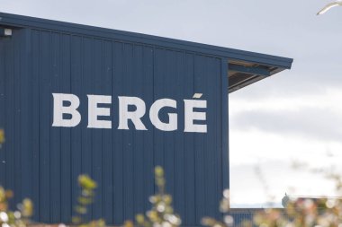 Santander, İspanya - 8 Nisan 2024 Raos, Santander, Cantabria merkezli Berge lojistik şirketinin Posteri