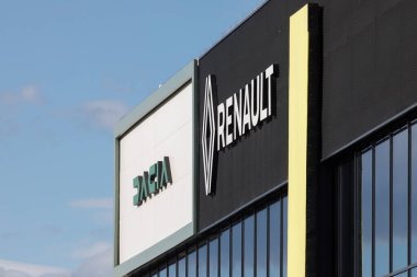 Santander, İspanya - 8 Nisan 2024: Dacia ve Renault markasının resmi bayilik ve onarım atölyesi