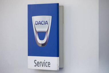 Santander, İspanya - 8 Nisan 2024: Dacia markasının resmi bayilik ve tamir atölyesi