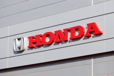 Santander, İspanya - 8 Nisan 2024: Honda markasının resmi bayilik ve tamir atölyesinin posteri