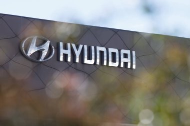 Santander, İspanya - 8 Nisan 2024: Hyundai markasının resmi bayilik ve tamir atölyesinin posteri