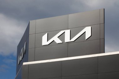 Santander, İspanya - 8 Nisan 2024: KIA markasının resmi bayilik ve onarım atölyesinin posteri