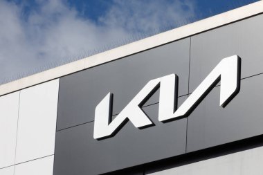 Santander, İspanya - 8 Nisan 2024: KIA markasının resmi bayilik ve onarım atölyesinin posteri