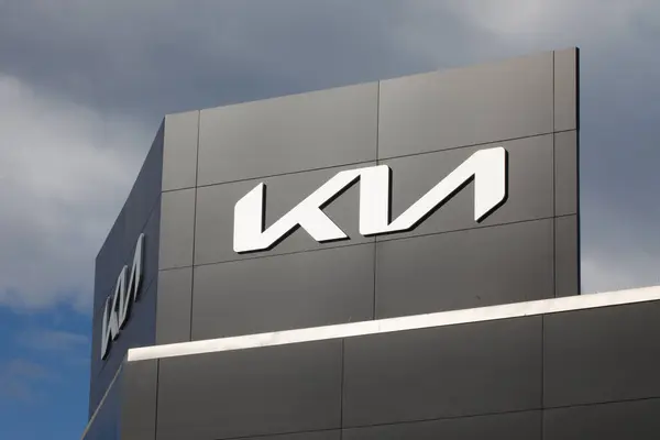 Santander, İspanya - 8 Nisan 2024: KIA markasının resmi bayilik ve onarım atölyesinin posteri