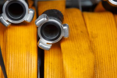 Toplanan itfaiyeci hortumlarına yakın plan.