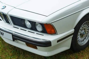 Açık hava klasik araba sergisi sırasında klasik BMW 635 beyaz renk