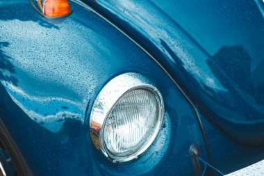 Açık hava klasik araba sergisi sırasında klasik mavi Volkswagen Böceği rengi