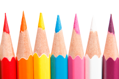 Beyaz arka plan üzerinde renkli kalemler