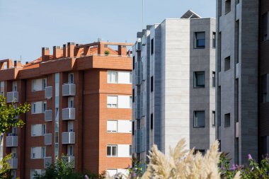 Şehirdeki özel kullanım için bireysel konutlara sahip binaların genel görünümü.