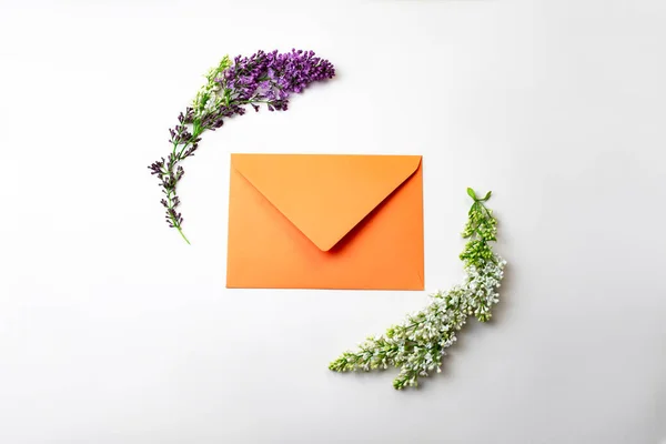 Mavi arkaplanda çiçek olan zarf..