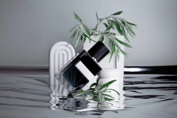 Gri arka planda kozmetik şişesi, siyah bir arka plan. 