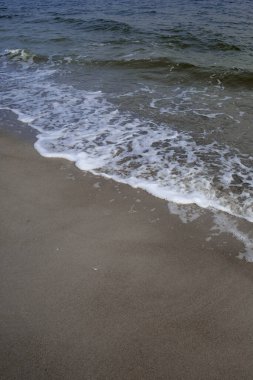 köpüklü ve dalgalı deniz suyu yüzeyi