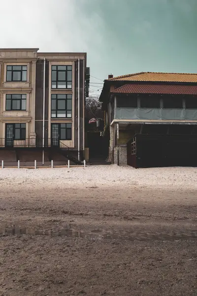 Şehirdeki eski bina.