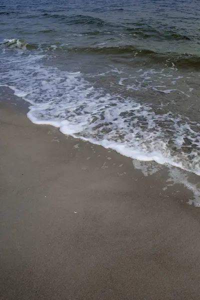 köpüklü ve dalgalı deniz suyu yüzeyi