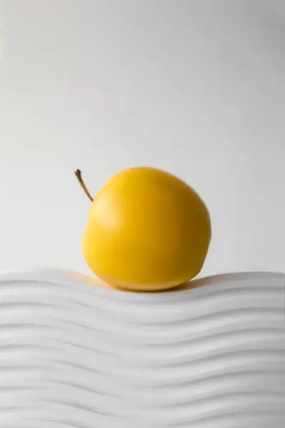 Sarı yapraklı beyaz elma.