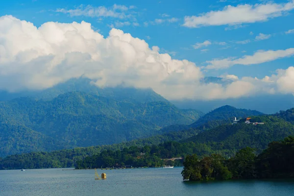 Dağların etrafında süzülen beyaz bulutlar